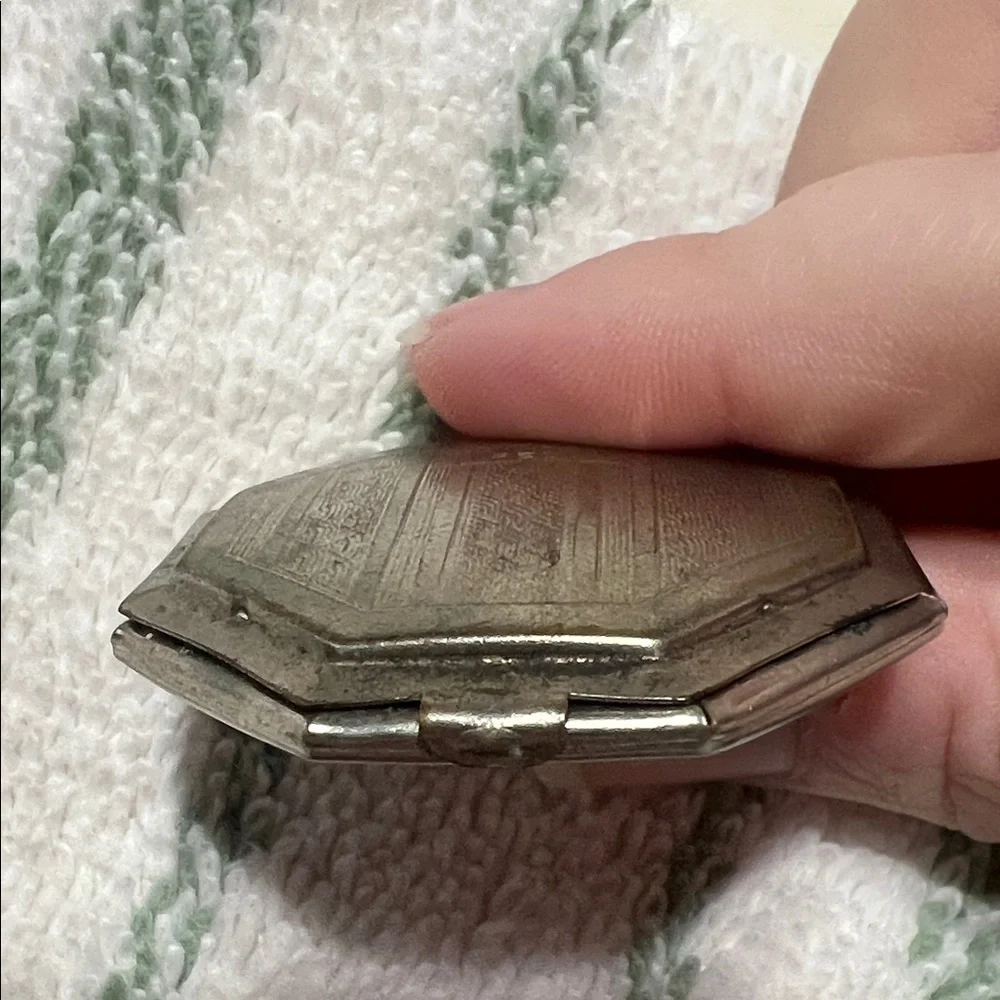 Vintage Phantom Red Blush Compact